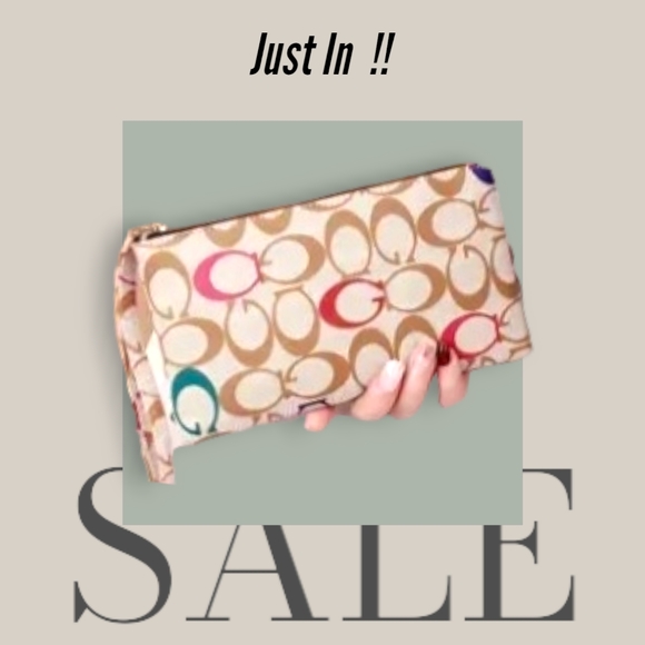 Women's Spacious Multicolor Wristlet Wallet. - Picture 3 of 11